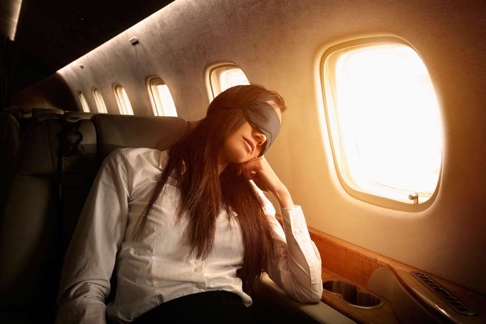 Как правильно спать в самолете